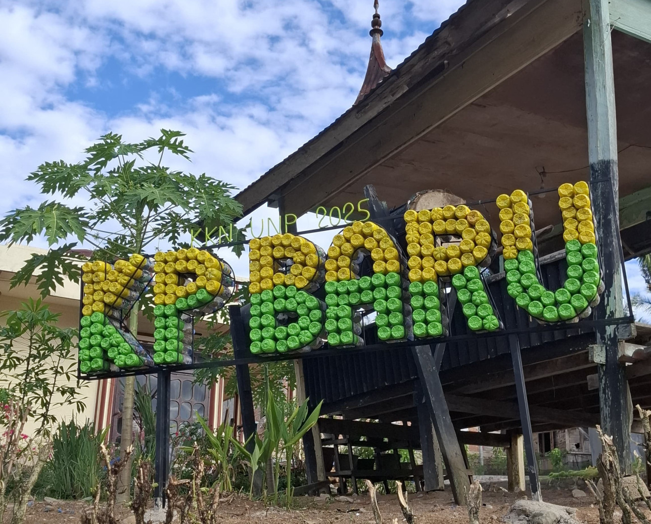 Aktivitas KKN UNP Juli-Desember di Nagari Kampung Baru, Kab. Sijunjung: Membuat Ecobrick. DPL: Rio Anshari, S.Pd., M.Si. (16/07/2025)