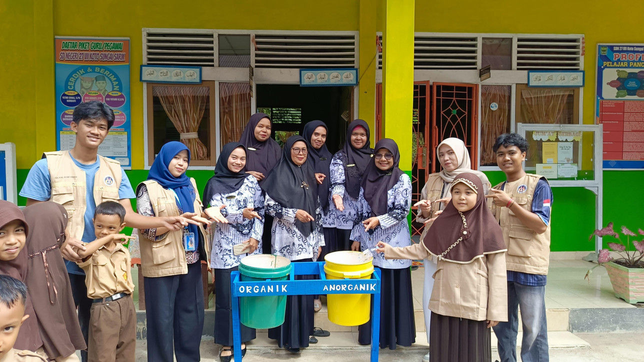 Aktivitas KKN UNP Juli-Desember di Nagari Ambuang Kapua, Kab. Padang Pariaman: Membuat Ecobin. DPL: Lisa Putriani,M.Pd.,Kons. (16/07/2025)