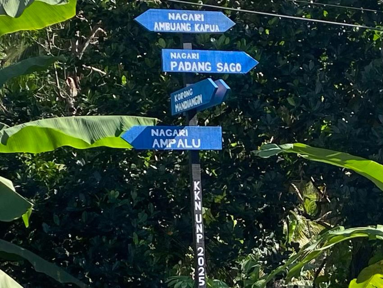 Aktivitas KKN UNP Juli-Desember di Nagari Ambuang Kapua, Kab. Padang Pariaman: Membuat Plang Jalan. DPL: Lisa Putriani,M.Pd.,Kons. (16/07/2025)