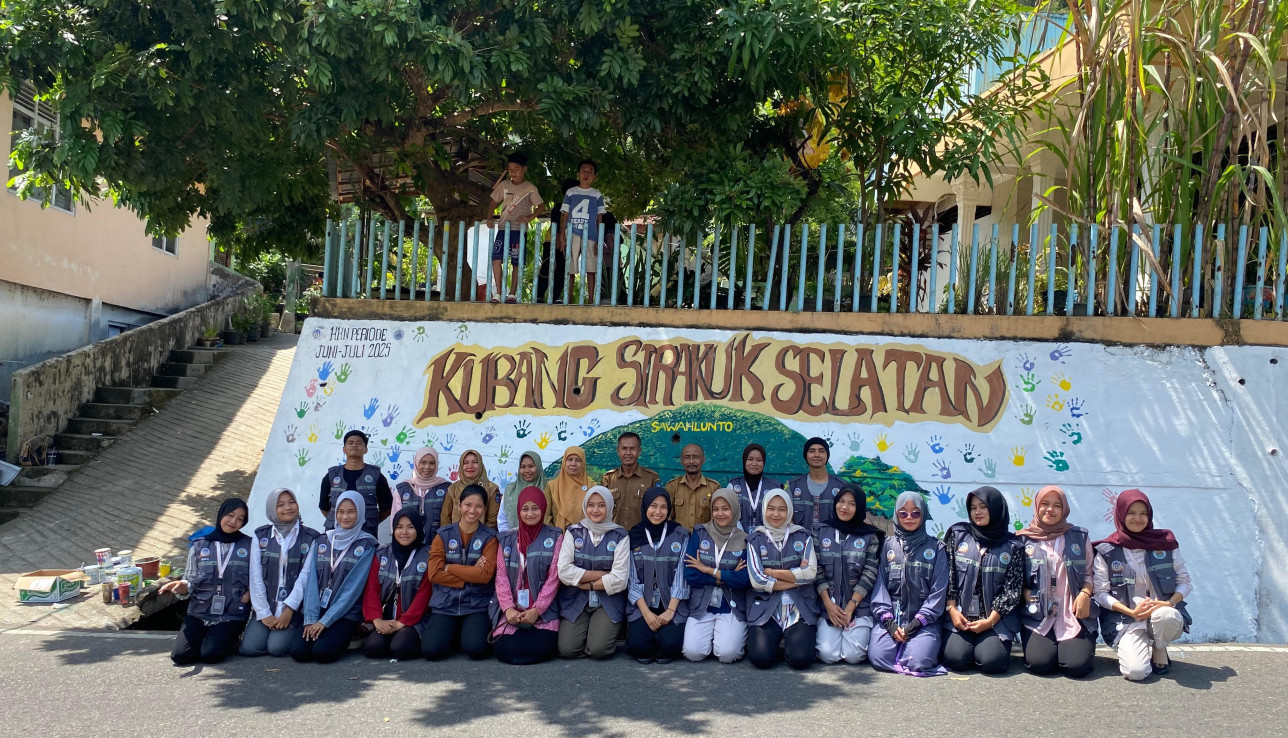 Aktivitas KKN UNP Juli-Desember di Nagari Kubang Sirakuk Selatan, Kota Sawahlunto: Mebuat mural desa. DPL:  Dr. Lili Dasa Putri, S.Pd., M.Pd.(01/07/2025)