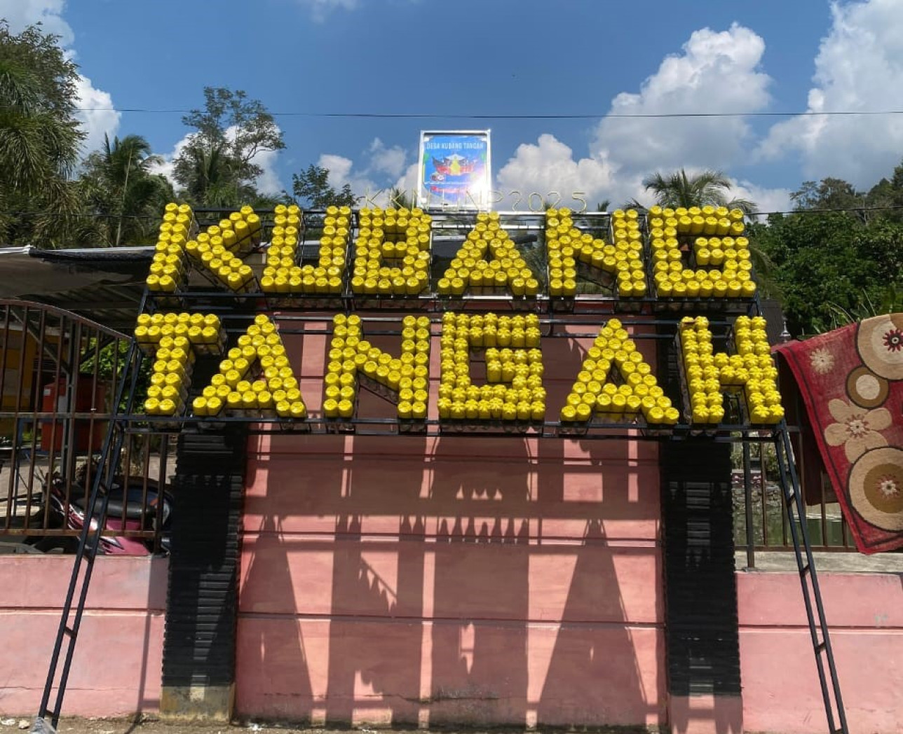 Aktivitas KKN UNP Juli-Desember di Desa Kubang Tangah, Kota Sawahlunto: Membuat ecobrick. DPL: Defrizal Saputra, S.Ds., M.Sn. (06/07/2025)