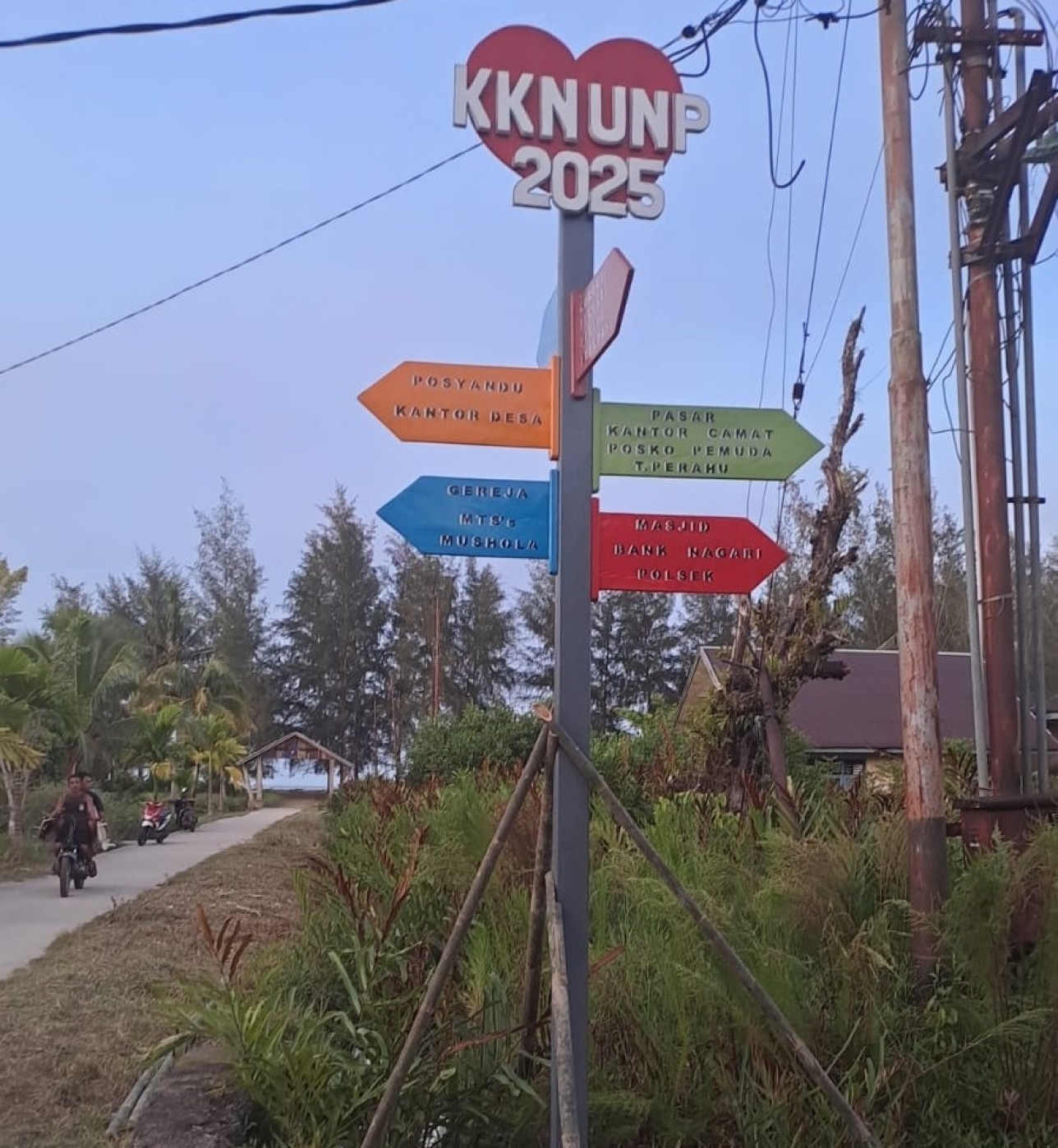 Aktivitas KKN periode Juli Desember 2025 di Desa Muaro Sikabaluan Kab. Kepulauan Mentawai. Membuat peta petunjuk arah desa. DPL: Prof. Pakhrur Razi, S.Pd., M.Si., Ph.D