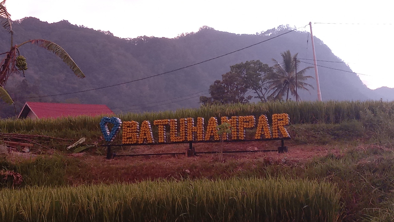 Aktivitas KKN UNP Juli-Desember di Nagari Batu Hampar, Kab.50 Kota: Membuat ecobrick. DPL: Septri, S.Si,. M.Pd.(07/07/2025)