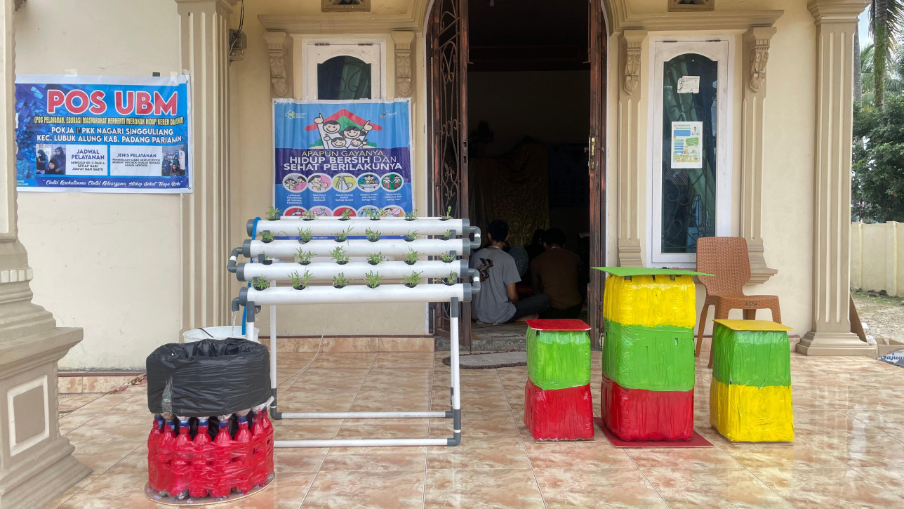 Aktivitas KKN UNP Juli-Desember di Nagari Singguling, Kab Padang Pariaman: Membuat ecobrick dan Hidroponik. DPL: Prof. Dr. Farida Mayar, M. Pd. (14/07/2025)