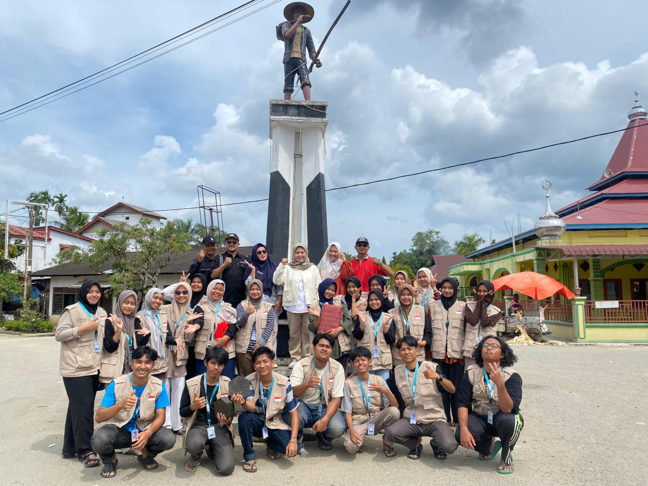 Monev KKN Tematik Nagari Desa Baru di Pasaman Barat DPL:  Prof. Dr. Asrizal, M.Si. Tim KKN: Dr. Syaiful Haq, S.Pd., M.Pd.T. dan Dr. Lise Asnur, S.Pd, M.Pd. (03/07/2025)
