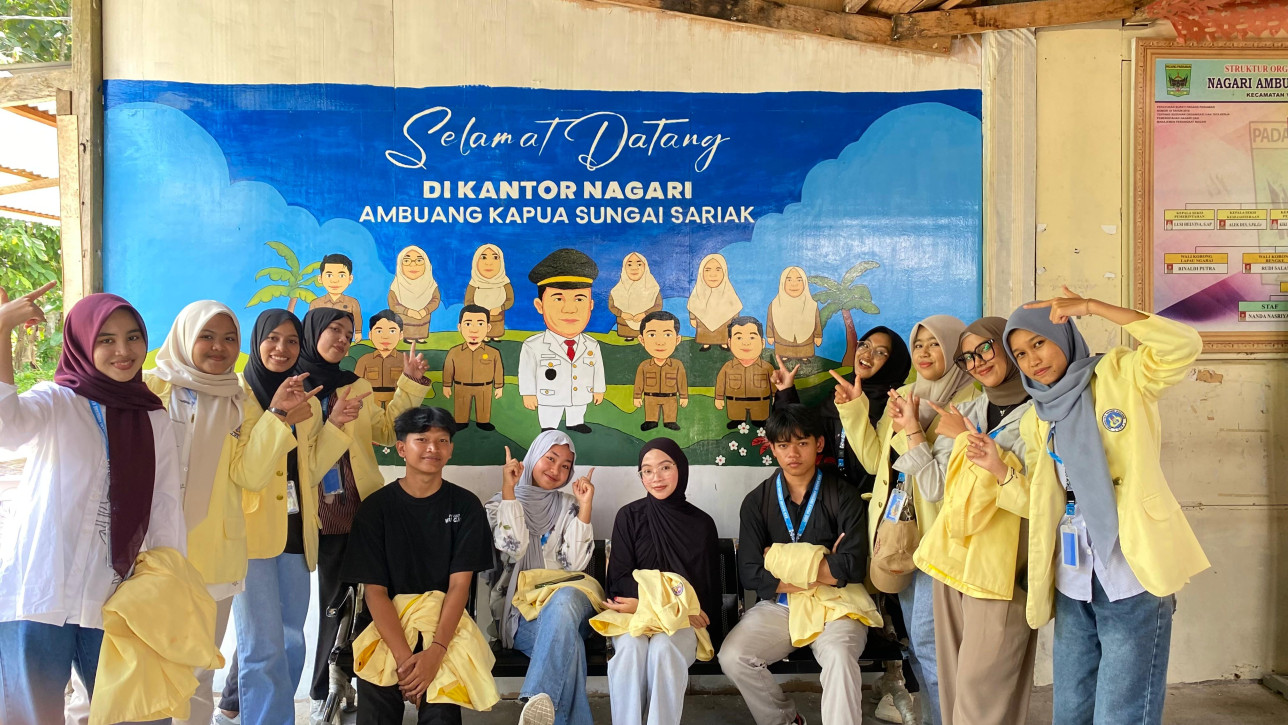 Aktivitas KKN UNP Juli-Desember di Nagari Ambuang Kapua, Kab. Padang Pariaman: Membuat Mural. DPL:  Lisa Putriani,M.Pd.,Kons. (16/07/2025)