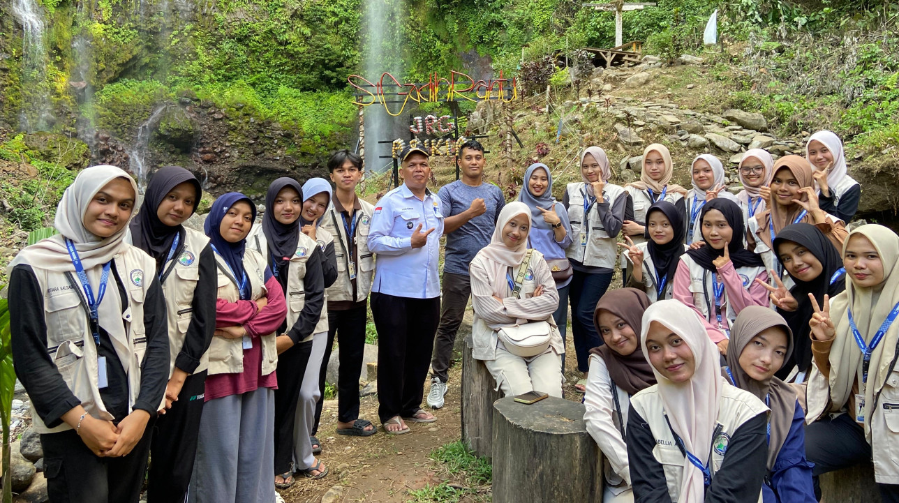 Aktivitas KKN UNP Juli-Desember di Nagari Arikia, Kab. Agam: Membuat Ecobrick. DPL: Riand Resmana.,S.Si.,M.Pd. (16/07/2025)
