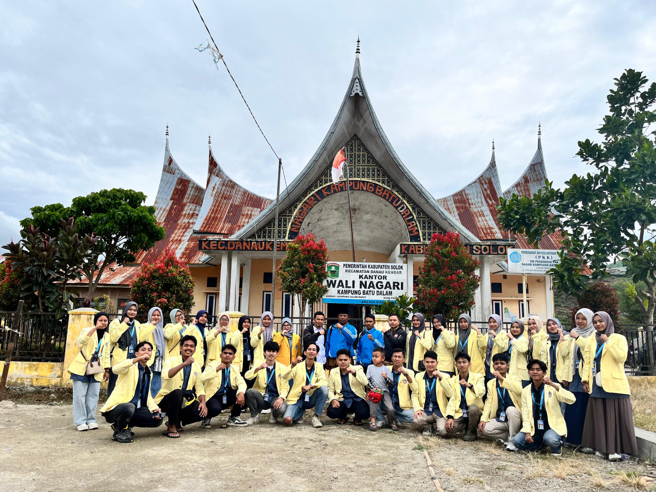 Pengantaran mahasiswa KKN UNP periode Juli Desember ke Nagari Kampung Batu Dalam, Kab. Solok. DPL:  Dr. Indah Muliati, S.PdI, M.Ag. (17/06/2025)