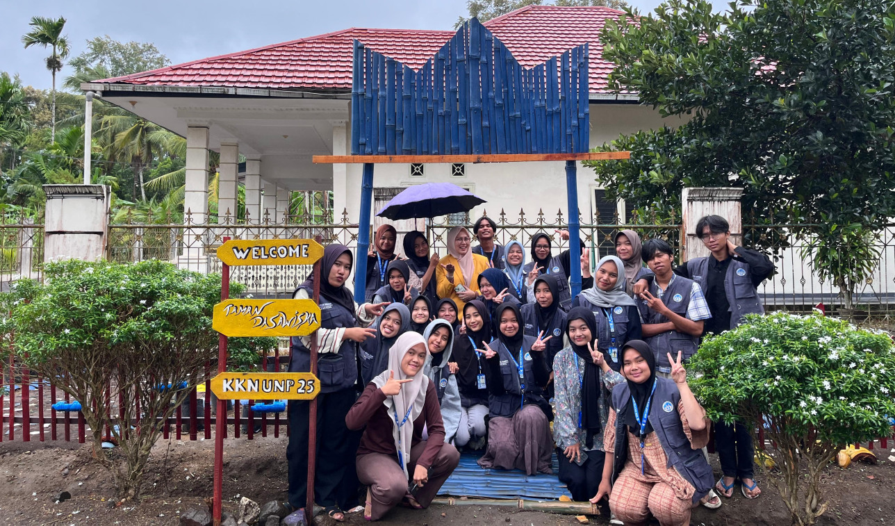 Aktivitas KKN UNP Juli-Desember di Nagari Koto Dalam Selatan, Kab Padang Pariaman: Pembuatan Taman Dasawisma. DPL: Dr. Henny yustisia. (15/07/2025)