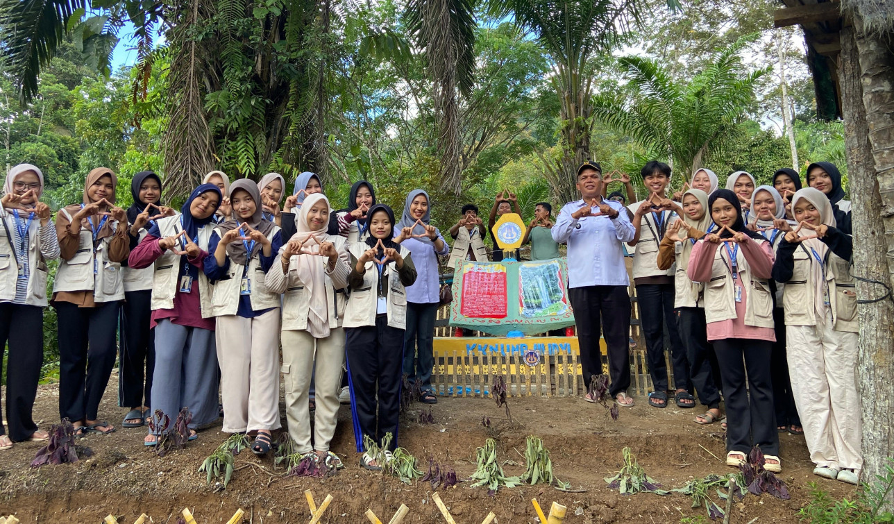 Aktivitas dan Monitoring KKN UNP Juli-Desember di Nagari Arikia, Kab. Agam: Membuat tugu sinopsis air terjun gadih ranti DPL: Riand Resmana.,S.Si.,M.Pd. (16/07/2025)