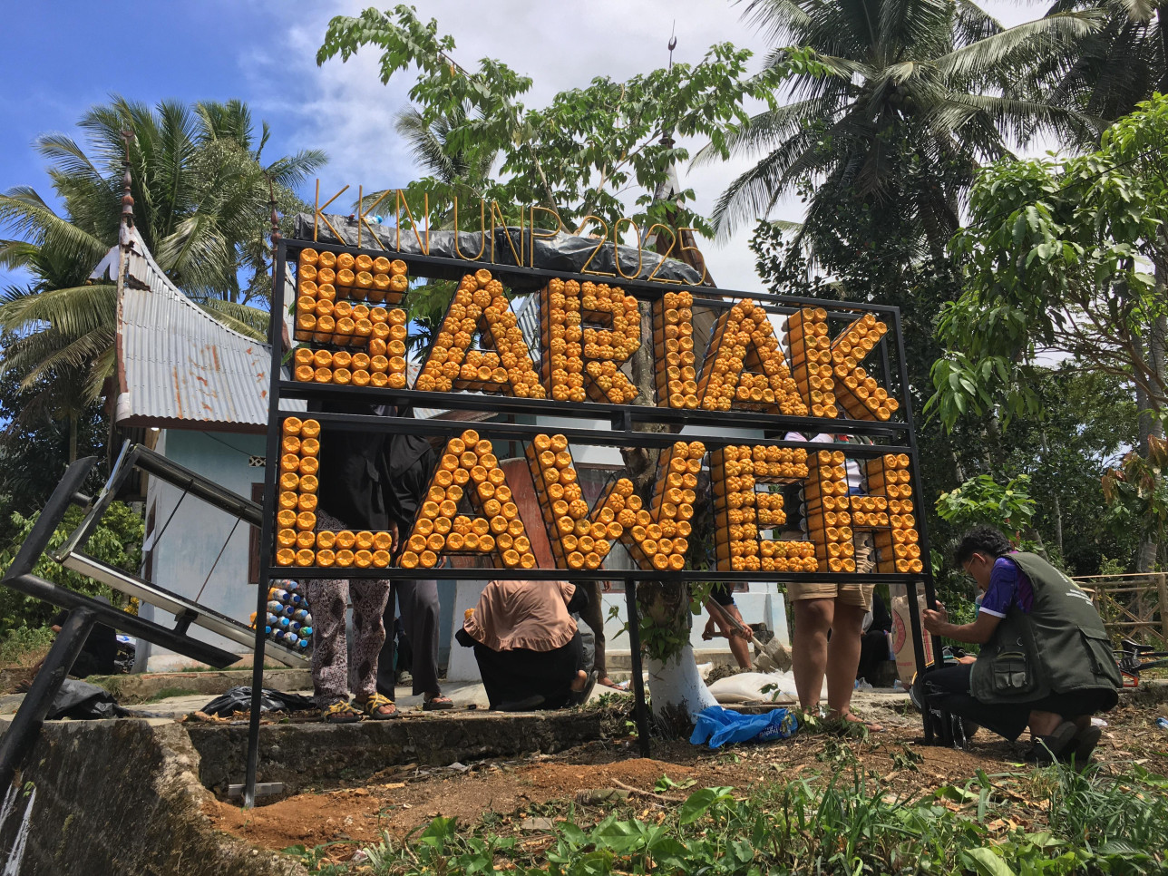 Aktivitas KKN UNP Juli-Desember di Nagari Sariak Laweh, Kab. 50 Kota: Membuat Ecobrick. DPL:  Dr. Atradinal. (16/07/2025)
