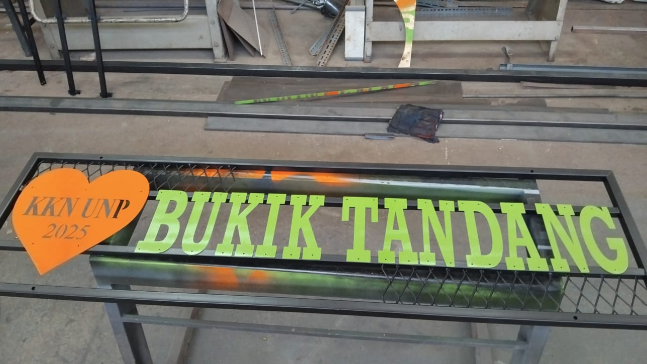 Aktivitas KKN UNP Juli-Desember di Nagari Bukit Tandang, Kab Solok: Membuat Plank Nama Nagari. DPL: Donny Fernandez, S.Pd, M.Sc. (11/07/2025)