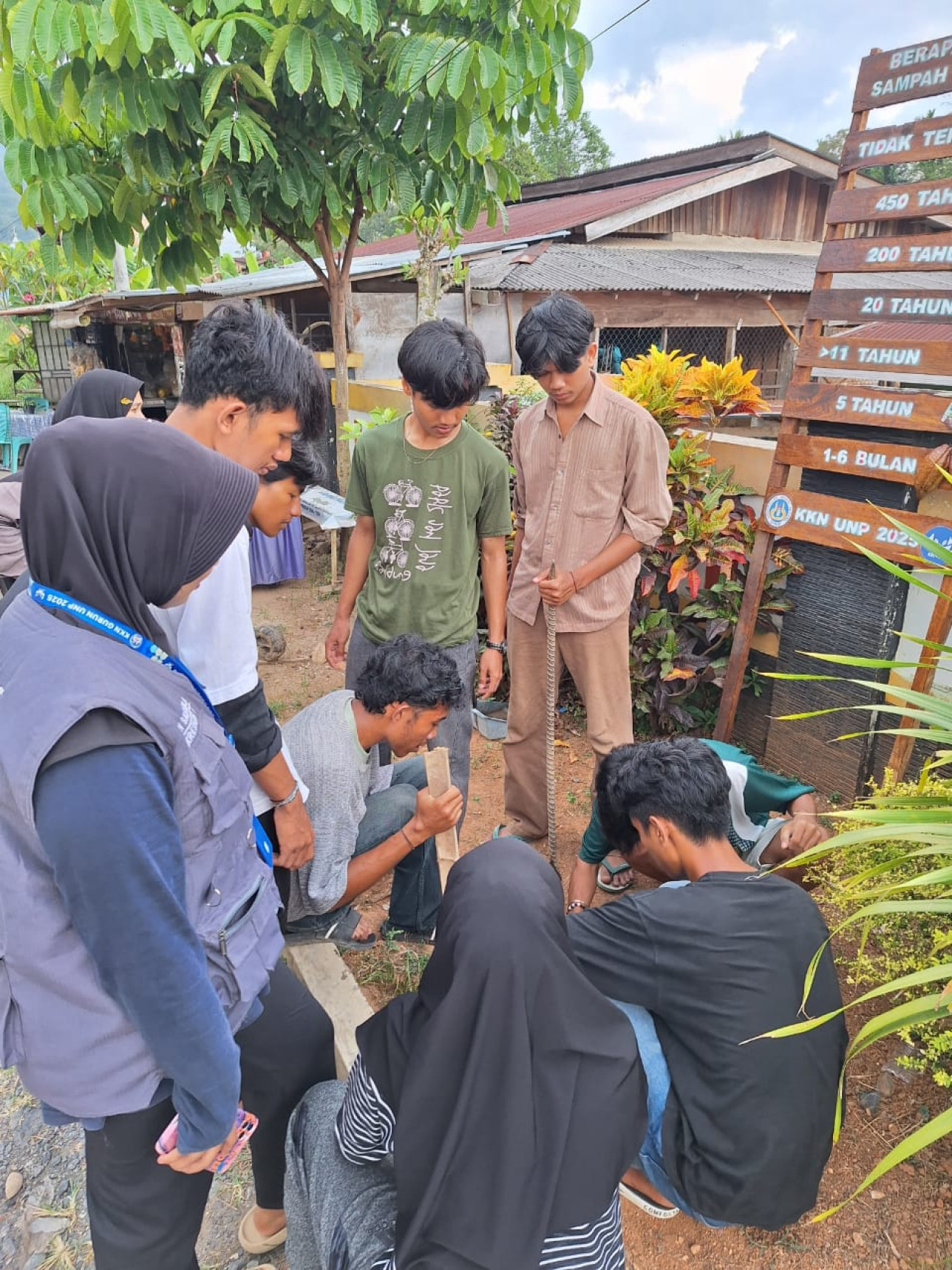 Aktivitas KKN UNP Juli-Desember di Nagari Gurun, Kab.50 Kota: Membuat Plang Edukasi Sampah. DPL: Prof. Dr. Jamaris, M.Pd.(11/07/2025)