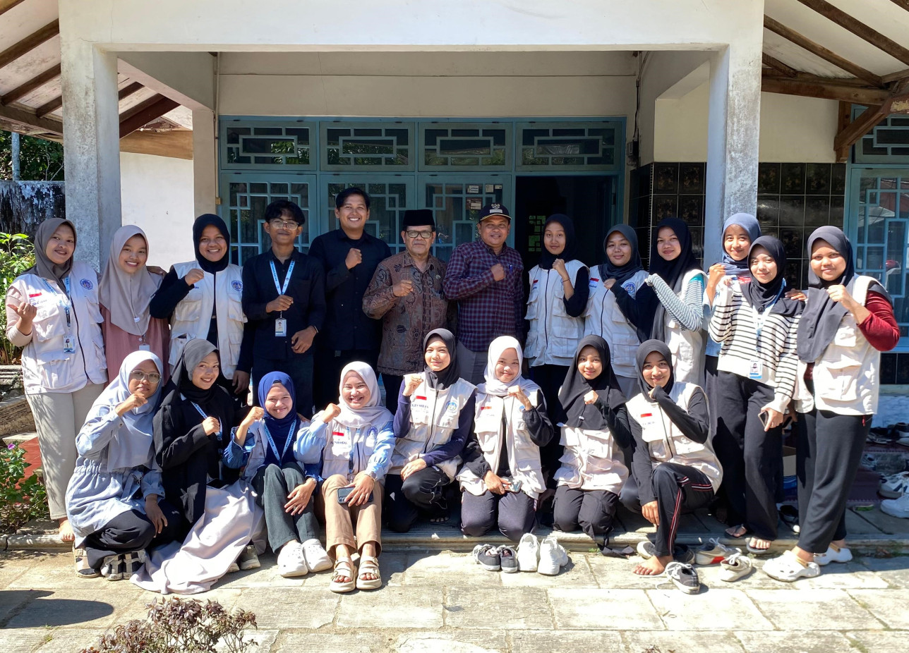 Monitoring KKN UNP Juli-Desember di Nagari Atar, Kab. Tanah Datar. Prof. Drs. Syafri Ahmad, S.Pd., M.Pd., Ph.D. (10/07/2025)