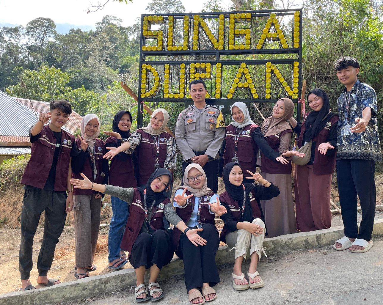 Aktivitas KKN UNP Juli-Desember di Nagari Sungai Durian, Kab. Solok: Pembuatan Ecobrick. DPL:  Rizki Syafril, SHI, M.Si. (16/07/2025)