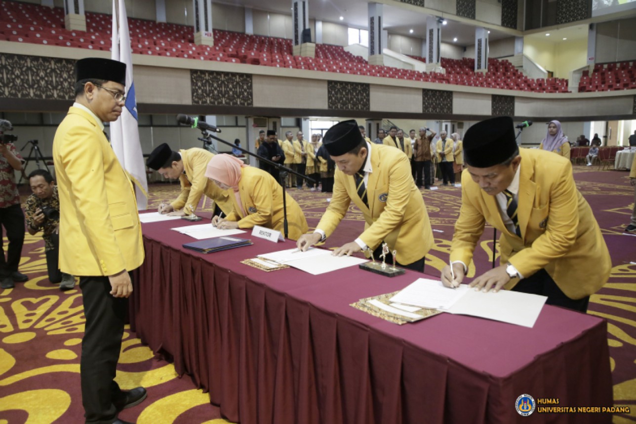 Pelantikan wakil rektor I, II, III, IV, dekan fakultas teknik, direktur akademik dan kepala penjamin mutu internal UNP