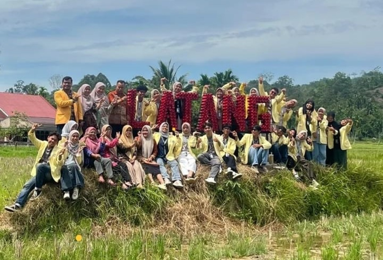 Aktivitas KKN UNP Juli-Desember di Nagari Latang, Kab. Sijunjung: Membuat Ecobrick. DPL: Dr. Dori Yuvenda, S.Pd., M.T. IPP. (17/07/2025)