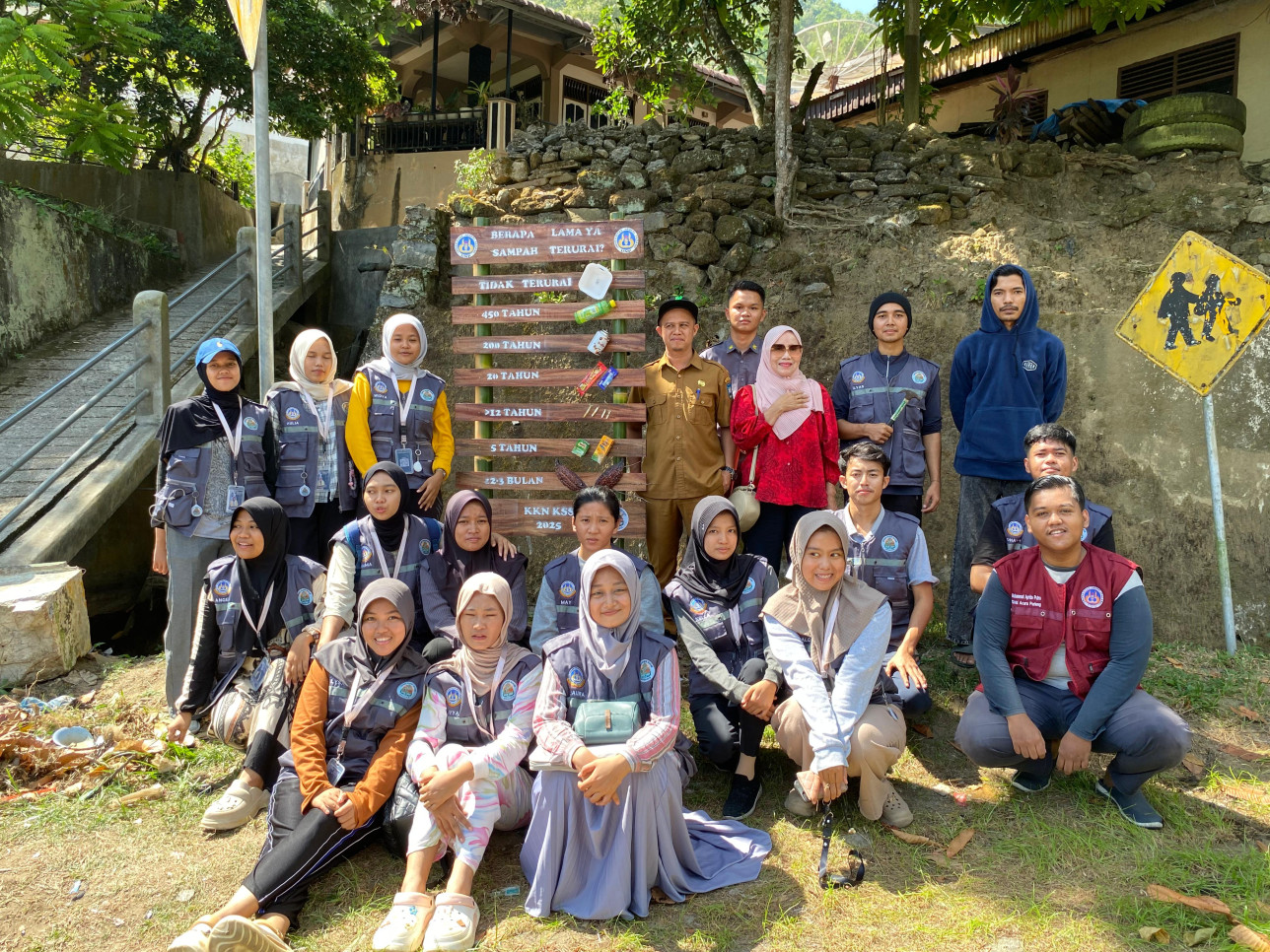 Dokumentasi kegiatan KKN Periode Juli Desember di Nagari Kubang Sirakuk Selatan Kab. Sijunjung: Memasang papan informasi penguraian sampah. DPL:  Dr. Lili Dasa Putri, S.Pd., M.Pd.