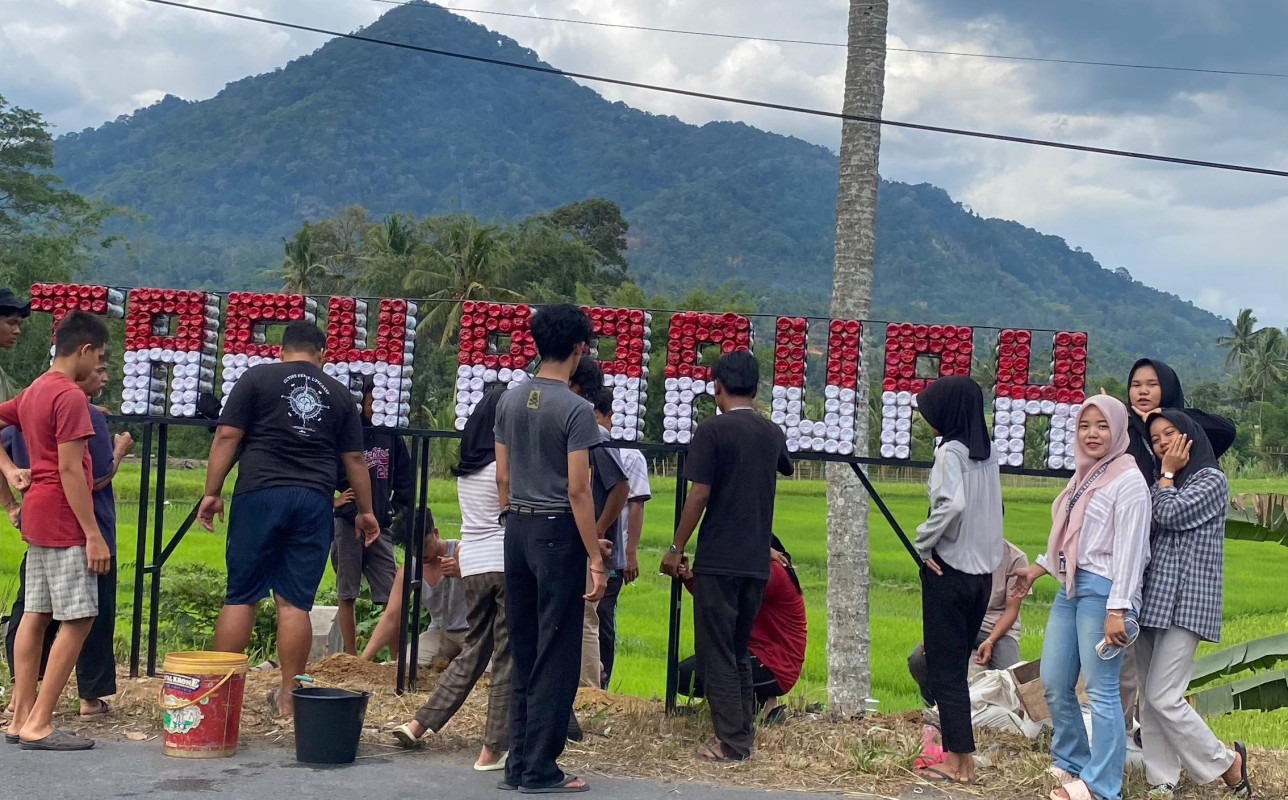 Aktivitas KKN UNP Juli-Desember di Nagari Taeh Baruah, Kab 50 Kota: Membuat Ecobrick Nama Nagari. Dra. Zulminiati, M.Pd. (13/07/2025)
